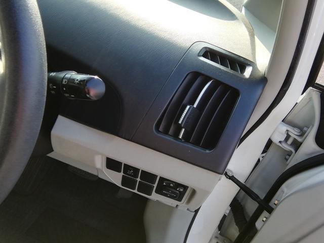 プリウス Ｓ　走行６４５３０ｋｍ　ＳＤナビ　フルセグＴＶ　バックカメラ　Ｂｌｕｅｔｏｏｔｈ　ＣＤ／ＤＶＤ再生　電動格納ミラー　オートＨＩＤライト　フォグランプ　アイドリングストップ　横滑り防止　ＥＴＣ　Ｐスタート（5枚目）