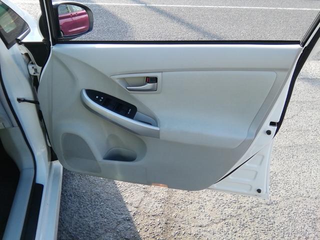 プリウス Ｓ　走行６４５３０ｋｍ　ＳＤナビ　フルセグＴＶ　バックカメラ　Ｂｌｕｅｔｏｏｔｈ　ＣＤ／ＤＶＤ再生　電動格納ミラー　オートＨＩＤライト　フォグランプ　アイドリングストップ　横滑り防止　ＥＴＣ　Ｐスタート（7枚目）