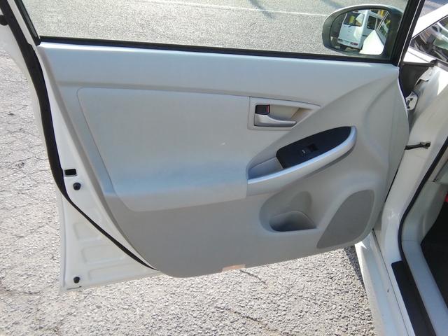 プリウス Ｓ　走行６４５３０ｋｍ　ＳＤナビ　フルセグＴＶ　バックカメラ　Ｂｌｕｅｔｏｏｔｈ　ＣＤ／ＤＶＤ再生　電動格納ミラー　オートＨＩＤライト　フォグランプ　アイドリングストップ　横滑り防止　ＥＴＣ　Ｐスタート（18枚目）