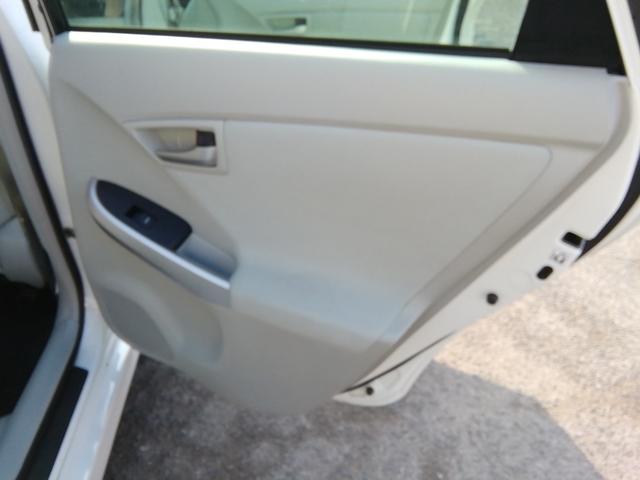 プリウス Ｓ　走行６４５３０ｋｍ　ＳＤナビ　フルセグＴＶ　バックカメラ　Ｂｌｕｅｔｏｏｔｈ　ＣＤ／ＤＶＤ再生　電動格納ミラー　オートＨＩＤライト　フォグランプ　アイドリングストップ　横滑り防止　ＥＴＣ　Ｐスタート（30枚目）