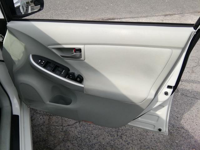 プリウス Ｓ　バックカメラ　ＳＤナビ　フルセグＴＶ　Ｂｌｕｅｔｏｏｔｈ　ＣＤ／ＤＶＤ再生　オートＨＩＤライト　フォグランプ　アイドリングストップ　横滑り防止　電動格納ミラー　ＥＴＣ　１５インチＡＷ　プッシュスタート（10枚目）