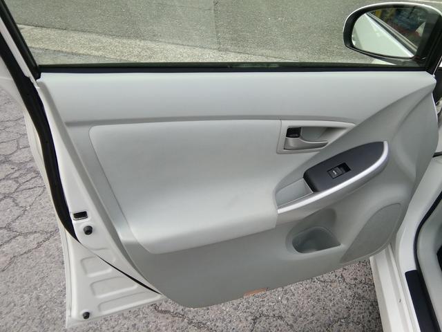 プリウス Ｓ　バックカメラ　ＳＤナビ　フルセグＴＶ　Ｂｌｕｅｔｏｏｔｈ　ＣＤ／ＤＶＤ再生　オートＨＩＤライト　フォグランプ　アイドリングストップ　横滑り防止　電動格納ミラー　ＥＴＣ　１５インチＡＷ　プッシュスタート（31枚目）