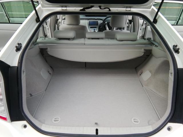 プリウス Ｓ　バックカメラ　ＳＤナビ　フルセグＴＶ　Ｂｌｕｅｔｏｏｔｈ　ＣＤ／ＤＶＤ再生　オートＨＩＤライト　フォグランプ　アイドリングストップ　横滑り防止　電動格納ミラー　ＥＴＣ　１５インチＡＷ　プッシュスタート（32枚目）