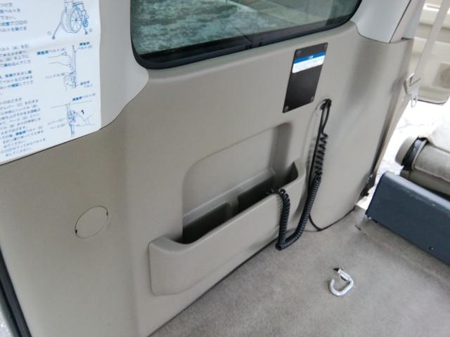 アトレーワゴン 　リヤシートリフト　福祉車両　電動格納ミラー　ＣＤ再生　ラジオ　ライトレベライザー　社外１３インチアルミホイール　キーレス　オートエアコン　パワーステアリング　パワーウィンドウ　ＡＢＳ　ダブルエアバック（18枚目）