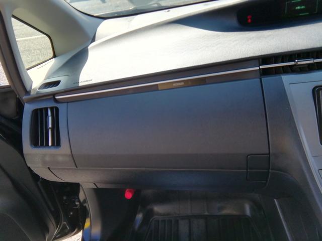 プリウス Ｓ　ワンオーナー　走行３６２９０ＫＭ　バックカメラ　ＳＤナビ　フルセグＴＶ　Ｂｌｕｅｔｏｏｔｈ　ＣＤ／ＤＶＤ　アイドリングストップ　横滑り防止　電動格納ミラー　ステアリングスイッチ　ＨＩＤライト　フォグ（12枚目）