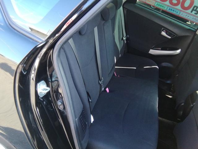 プリウス Ｓ　ワンオーナー　走行３６２９０ＫＭ　バックカメラ　ＳＤナビ　フルセグＴＶ　Ｂｌｕｅｔｏｏｔｈ　ＣＤ／ＤＶＤ　アイドリングストップ　横滑り防止　電動格納ミラー　ステアリングスイッチ　ＨＩＤライト　フォグ（13枚目）