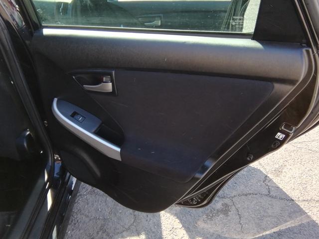 プリウス Ｓ　ワンオーナー　走行３６２９０ＫＭ　バックカメラ　ＳＤナビ　フルセグＴＶ　Ｂｌｕｅｔｏｏｔｈ　ＣＤ／ＤＶＤ　アイドリングストップ　横滑り防止　電動格納ミラー　ステアリングスイッチ　ＨＩＤライト　フォグ（27枚目）