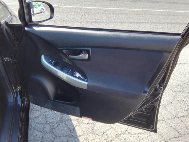 プリウス Ｓ　ワンオーナー　走行３６２９０ＫＭ　バックカメラ　ＳＤナビ　フルセグＴＶ　Ｂｌｕｅｔｏｏｔｈ　ＣＤ／ＤＶＤ　アイドリングストップ　横滑り防止　電動格納ミラー　ステアリングスイッチ　ＨＩＤライト　フォグ（28枚目）