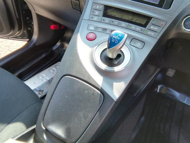 プリウス Ｓ　ワンオーナー　走行３６２９０ＫＭ　バックカメラ　ＳＤナビ　フルセグＴＶ　Ｂｌｕｅｔｏｏｔｈ　ＣＤ／ＤＶＤ　アイドリングストップ　横滑り防止　電動格納ミラー　ステアリングスイッチ　ＨＩＤライト　フォグ（33枚目）