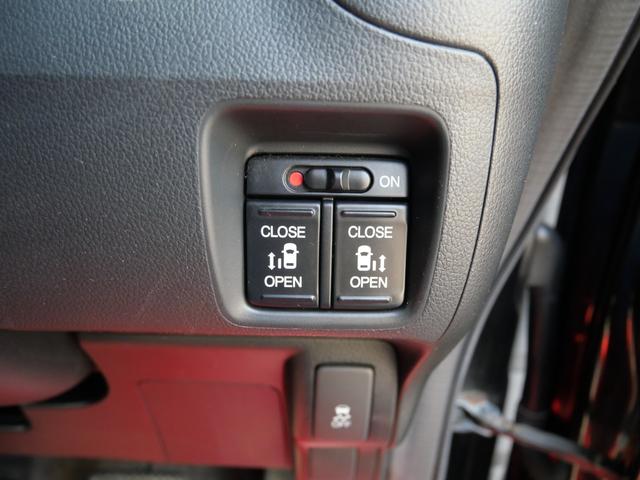 N-BOXカスタム G・ターボパッケージ 車検2年付 両側電動スライドドア ナビ 後席モニター スマートキー ETC プッシュスターター ベンチシート オートライト HIDヘッドライト 純正エアロ アルミホイール(3枚目)