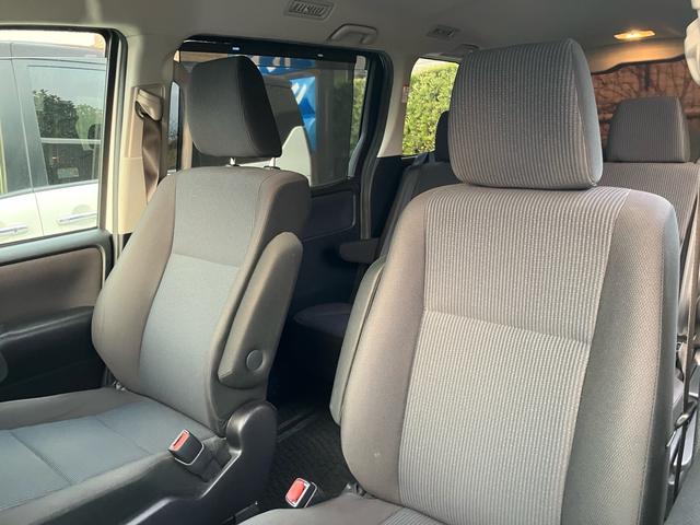 ノア ハイブリッドＸ　片側電動スライドドア　ナビ　テレビ　バックカメラ　ＥＴＣ　スマートキー　プッシュスタート　アイドリングストップ　ＬＥＤヘッドランプ　Ｂｌｕｅｔｏｏｔｈ接続（30枚目）