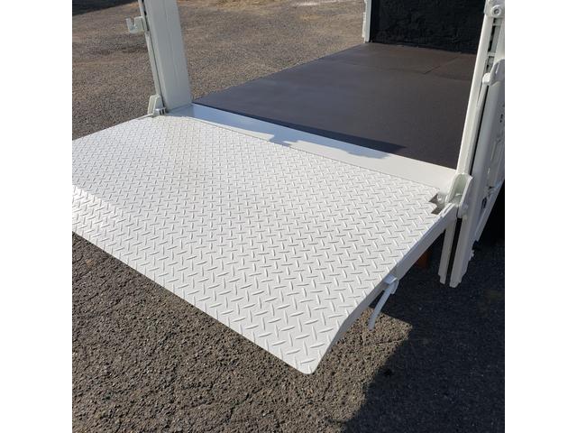 タイタントラック 　ダブルキャブ　パワーケート付　荷台鉄板張り　パワーゲート昇降能力６００ｋｇ　積載量１４５０ｋｇ（10枚目）