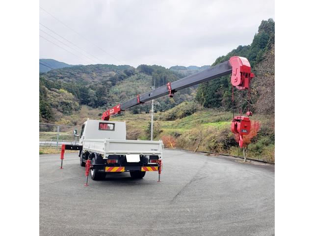 キャンター 　４段ラジコン付きクレーン車リアジャッキ付差し違いアウトリガー（13枚目）