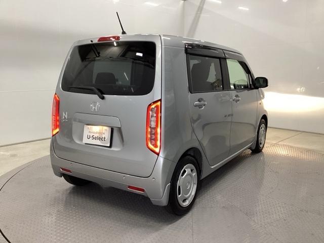 リアはプライバシーガラス付です。見た目もかっこいいですよね。また、太陽光を防ぐので冷房の効きを良くする効果もあるんです。エアコンを控えめにすれば燃費向上も見込めますよ。