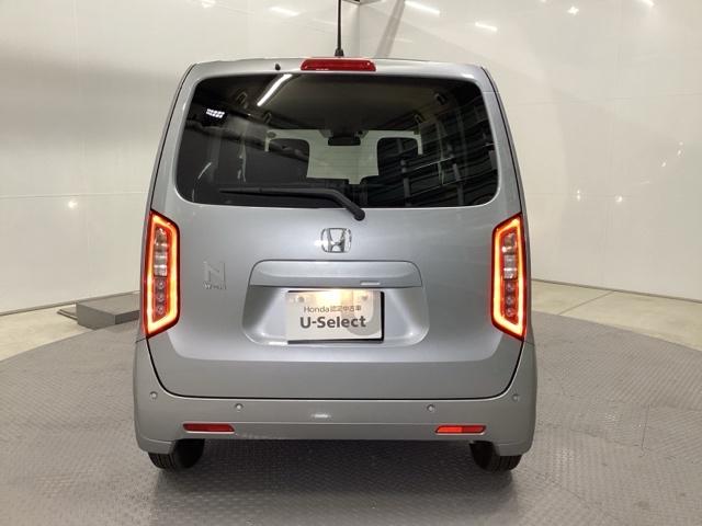 雨天・雪天時に、水滴や汚れを取り除いてくれるのに便利なリアワイパーが付いています。