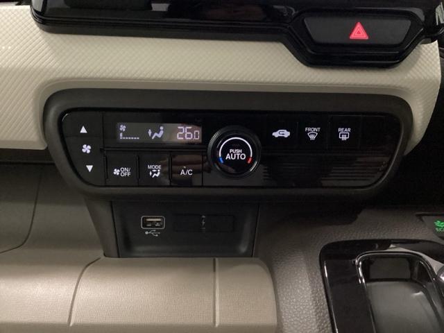 オートエアコンで、毎日のドライブを快適に。温度、風量を自動で調整し、理想的な車内環境を提供します。スマートフォンなどの充電に便利なＵＳＢジャック。運転席からも助手席からも使いやすいです。