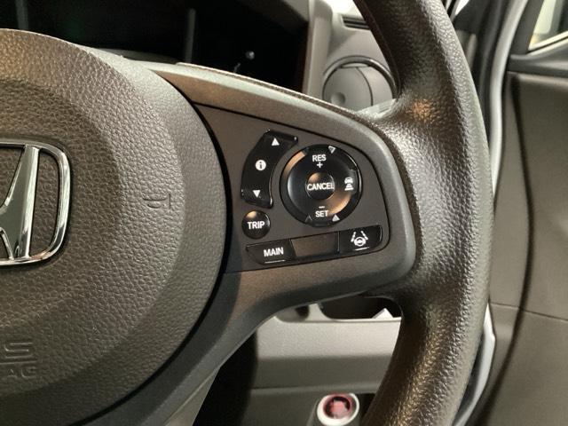 ステアリングホイールの右側がクルーズコントロールスイッチです。アクセルペダルを踏まずに一定走行が出来るので、高速道路での走行がグッと快適になります。