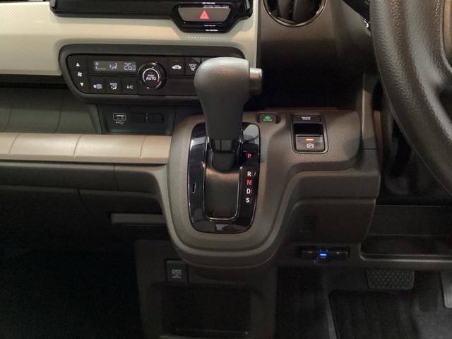 運転席周辺のスマートなレイアウトが、操作のしやすさを実現。快適なドライブをサポートします。手元で操作ができる、電子制御パーキングブレーキ。