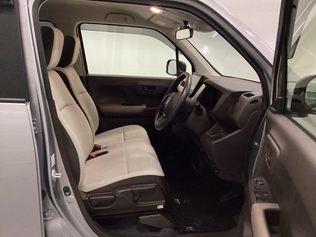 【ベンチシート】運転席と助手席の移動もスムーズ！狭い駐車場での乗り降りや、お子様の乗り降りにも便利です。座席の間にコンソールボックスやドリンクホルダーがないため、車内空間が広く感じます。
