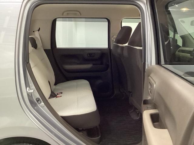 フラットな床と膝回りや頭上スペースなど十分な広さがあります。座り心地が良く、快適なドライブを楽しんでいただけます。
