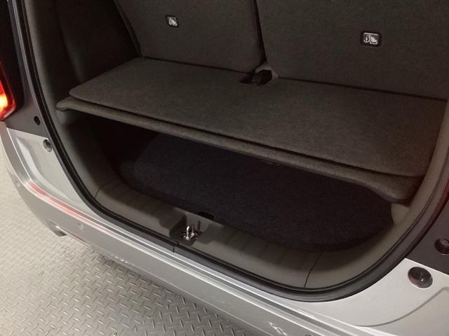 ２段でも積める便利な荷室。備え付けのボードを使えば上下で積みわけができて便利です。