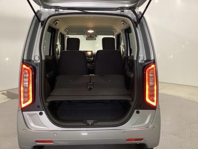 シートを倒せばラゲッジスペースも広々。ＢＢＱやゴルフなど様々な用途で活躍します。アクティブに動かれるお客様には強い味方です！