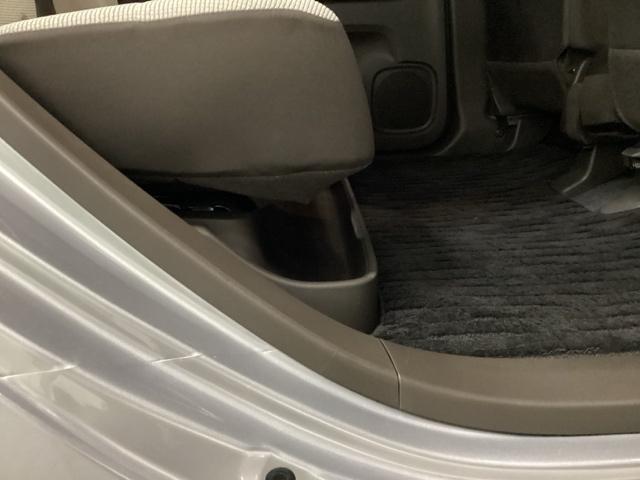 後部座席の足元にあるトレーは、転がりやすい傘などを収納するのにとても便利。