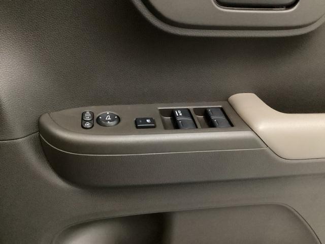 【パワーウィンドウスイッチ】ワンタッチで、パワーウインドウやドアミラーを操作できます。