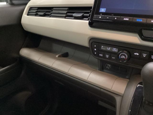 入れるものを限定せず、気軽に使える助手席前のトレー。走行中も落ちにくい形になっていてとても便利です。