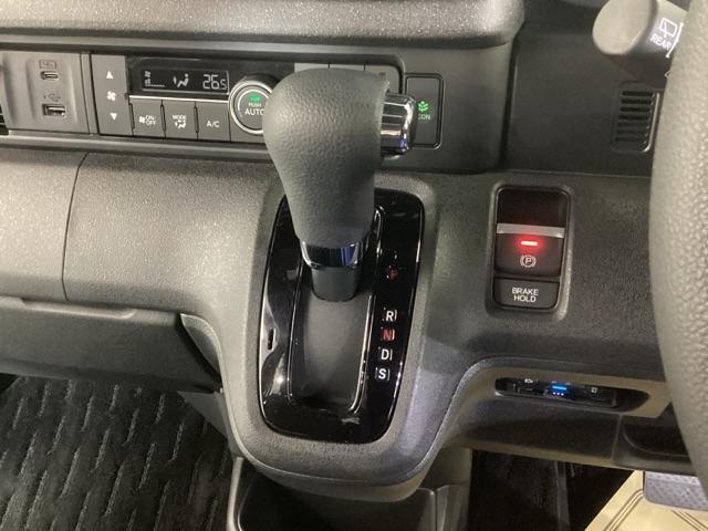 Ｎ－ＢＯＸカスタム ベースグレード　純正ナビ　フルセグ　リアカメラ　ベンチシ－ト　アクティブクルーズ　前席シートヒーター　イモビライザー　ＵＳＢ　運転席エアバッグ　スマートキー＆プッシュスタート　ＬＥＤヘッド　Ｂモニター　フリーキー（14枚目）