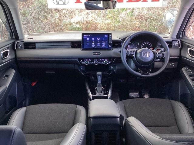 �h���C�o�[�𒆐S�Ɏ��R�Ɏ肪�͂��ʒu�ɂ`�s�Z���N�g���o�[��G�A�R���A�l�X�ȑ���X�C�b�`�Ȃǂ�z�u�A���쐫�ɗD��Ă��܂�