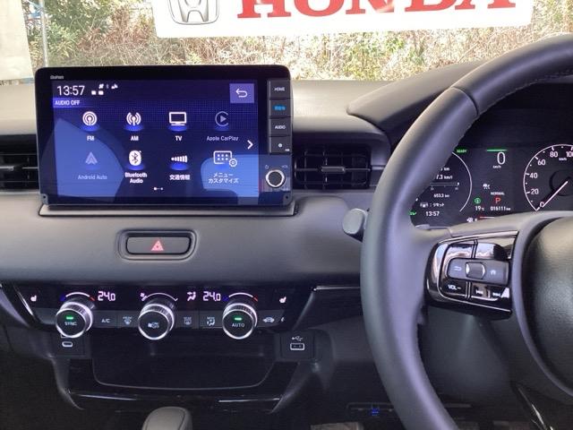 �z���_�����������[�i�r���ڂȂ̂ŁA�����ւ̃h���C�u�����C���������I�X�e�A�����O���葤�ɃI�[�f�B�I�֘A�̃R���g���[���X�C�b�`��z�u���Ă��܂��B���쎞�͎�������炷���ƂȂ��^�]�ɏW���ł��܂�