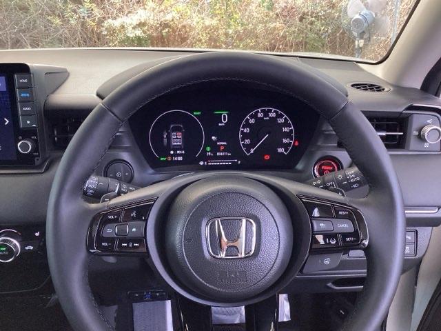 �X�e�A�����O�E�葤�Ɉ��S�^�]�x���@�\�̃z���_�Z���V���O���R���g���[������X�C�b�`�A���葤�ɃI�[�f�B�I�֘A�̃R���g���[���X�C�b�`��z�u�A��������炷���ƂȂ��^�]�ɏW���ł��܂�