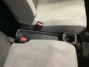 運転席からも助手席からも自由に使えるドリンクホルダー付。