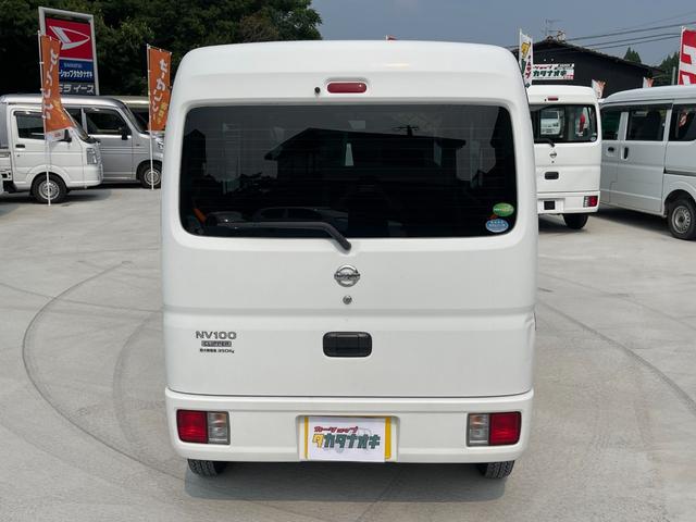 ＮＶ１００クリッパーバン ＤＸ　パートタイム４ＷＤ　オートマ車　ＭＴモード　集中ドアロック　スペアキー　純正オーディオ　ドアバイザー　フロアマット　タイミングチェーン式　リアガラス熱線（5枚目）