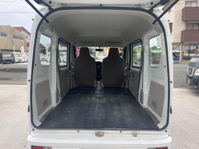 ＮＶ１００クリッパーバン ＤＸ　パートタイム４ＷＤ　オートマ車　ＭＴモード　集中ドアロック　スペアキー　純正オーディオ　ドアバイザー　フロアマット　タイミングチェーン式　リアガラス熱線（15枚目）