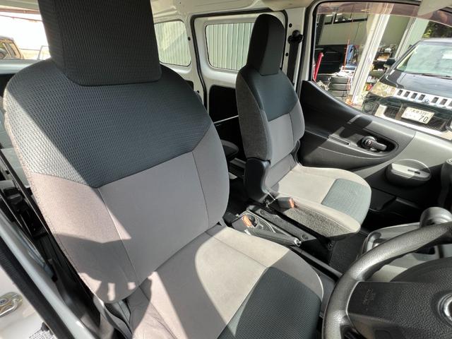 ＮＶ２００バネットバン 　整備点検記録簿　パワーウィンドウ　キーレス　純正オーディオ　純正ゴムマット　ドアバイザー　ヘッドライトレベライザー　集中ドアロック　タイミングチェーン式　リヤ熱線　両側スライドドア（11枚目）