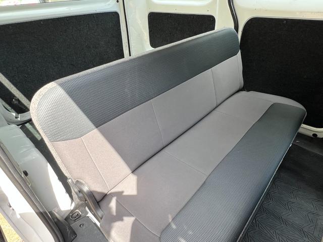 ＮＶ２００バネットバン 　整備点検記録簿　パワーウィンドウ　キーレス　純正オーディオ　純正ゴムマット　ドアバイザー　ヘッドライトレベライザー　集中ドアロック　タイミングチェーン式　リヤ熱線　両側スライドドア（13枚目）
