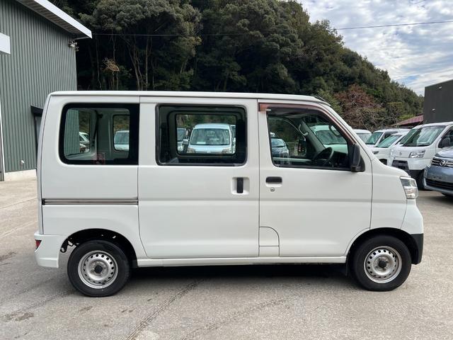 ハイゼットカーゴ ワンオーナー 純正オーディオ 記録簿 ヘッドライトレベライザー 集中ドアロック 純正ゴムマット バイザー オーバーヘッドコンソール 追突軽減装置 フルフラット(4枚目)