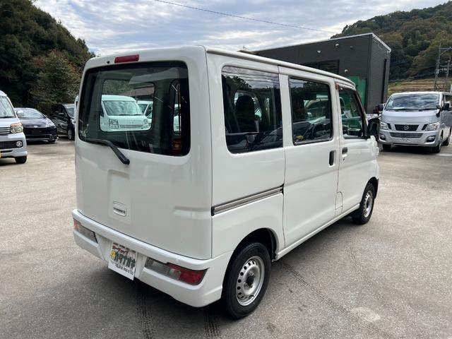 ハイゼットカーゴ ワンオーナー 純正オーディオ 記録簿 ヘッドライトレベライザー 集中ドアロック 純正ゴムマット バイザー オーバーヘッドコンソール 追突軽減装置 フルフラット(5枚目)