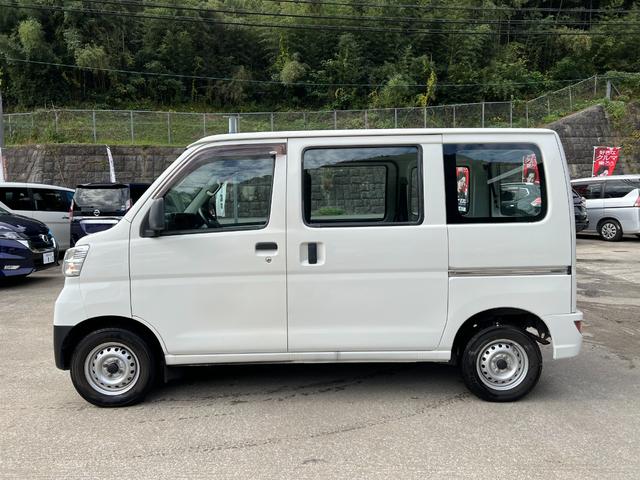 ハイゼットカーゴ ワンオーナー 純正オーディオ 記録簿 ヘッドライトレベライザー 集中ドアロック 純正ゴムマット バイザー オーバーヘッドコンソール 追突軽減装置 フルフラット(8枚目)