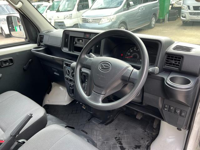 ハイゼットカーゴ ワンオーナー 純正オーディオ 記録簿 ヘッドライトレベライザー 集中ドアロック 純正ゴムマット バイザー オーバーヘッドコンソール 追突軽減装置 フルフラット(9枚目)