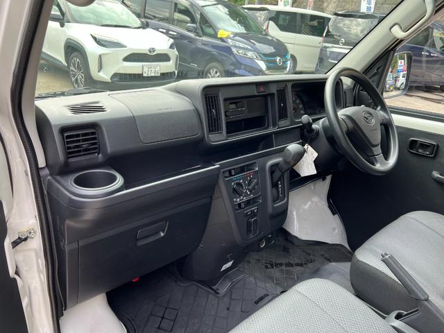 ハイゼットカーゴ ワンオーナー 純正オーディオ 記録簿 ヘッドライトレベライザー 集中ドアロック 純正ゴムマット バイザー オーバーヘッドコンソール 追突軽減装置 フルフラット(10枚目)