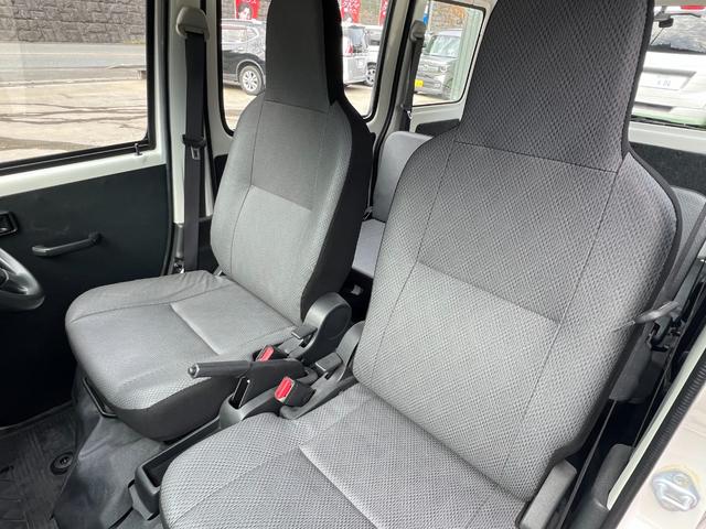 ハイゼットカーゴ ワンオーナー 純正オーディオ 記録簿 ヘッドライトレベライザー 集中ドアロック 純正ゴムマット バイザー オーバーヘッドコンソール 追突軽減装置 フルフラット(12枚目)