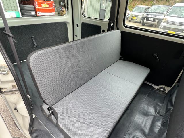ハイゼットカーゴ ワンオーナー 純正オーディオ 記録簿 ヘッドライトレベライザー 集中ドアロック 純正ゴムマット バイザー オーバーヘッドコンソール 追突軽減装置 フルフラット(13枚目)