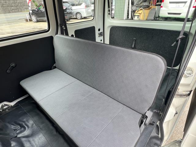 ハイゼットカーゴ ワンオーナー 純正オーディオ 記録簿 ヘッドライトレベライザー 集中ドアロック 純正ゴムマット バイザー オーバーヘッドコンソール 追突軽減装置 フルフラット(14枚目)