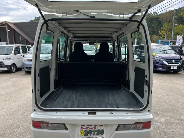 ハイゼットカーゴ ワンオーナー 純正オーディオ 記録簿 ヘッドライトレベライザー 集中ドアロック 純正ゴムマット バイザー オーバーヘッドコンソール 追突軽減装置 フルフラット(15枚目)