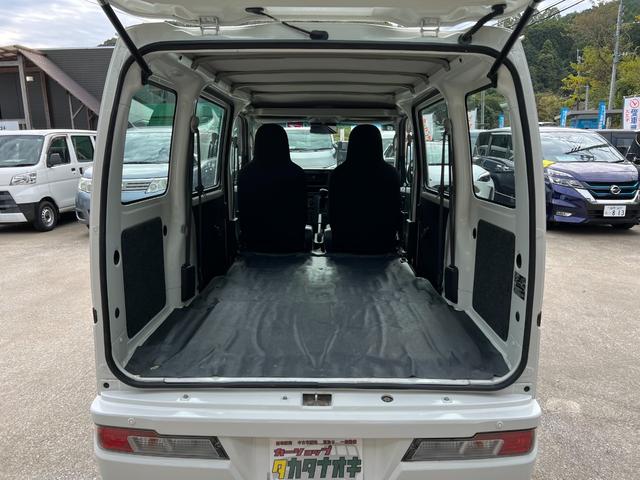 ハイゼットカーゴ ワンオーナー 純正オーディオ 記録簿 ヘッドライトレベライザー 集中ドアロック 純正ゴムマット バイザー オーバーヘッドコンソール 追突軽減装置 フルフラット(16枚目)