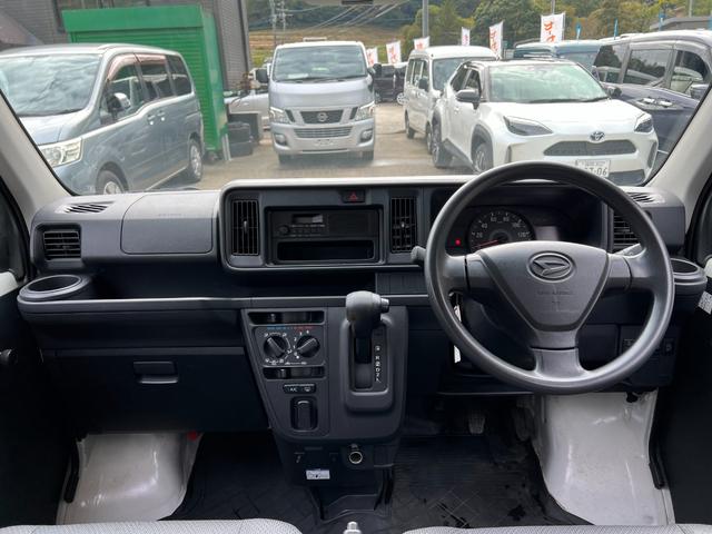 ハイゼットカーゴ ワンオーナー 純正オーディオ 記録簿 ヘッドライトレベライザー 集中ドアロック 純正ゴムマット バイザー オーバーヘッドコンソール 追突軽減装置 フルフラット(17枚目)