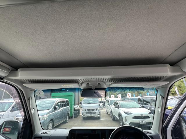ハイゼットカーゴ ワンオーナー 純正オーディオ 記録簿 ヘッドライトレベライザー 集中ドアロック 純正ゴムマット バイザー オーバーヘッドコンソール 追突軽減装置 フルフラット(18枚目)